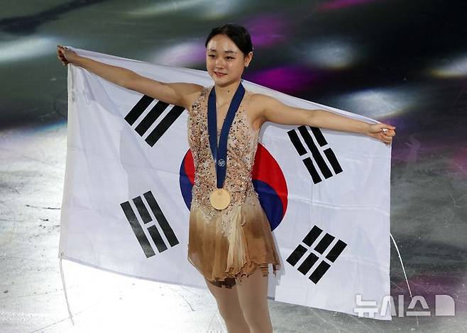 [서울=뉴시스] 고범준 기자 = 23일 오후 서울 양천구 목동 아이스링크에서 열린 2025 ISU 4대륙 피겨 선수권대회 여자 싱글 프리스케이팅에서 금메달을 획득한 김채연이 포즈를 취하고 있다. 2025.02.23. bjko@newsis.com