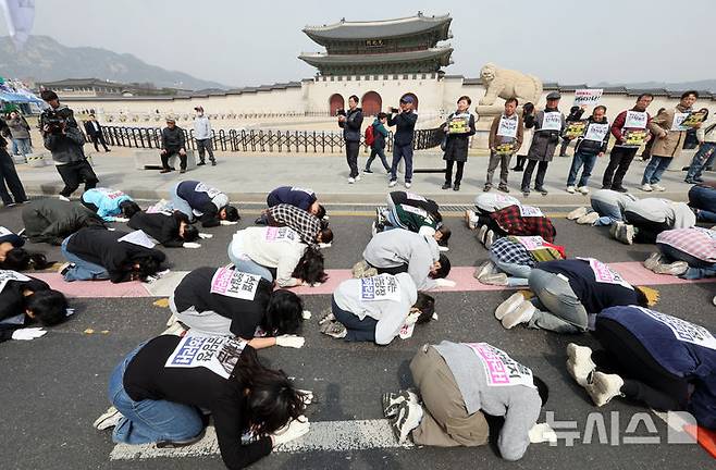 [서울=뉴시스] 김금보 기자 = 윤석열퇴진전국대학생시국회의 회원들이 25일 서울 종로구 광화문 월대 앞에서 헌법재판소 방향으로 윤석열 대통령 파면을 촉구하는 삼보일배 행진을 하고 있다. 2025.03.25. kgb@newsis.com