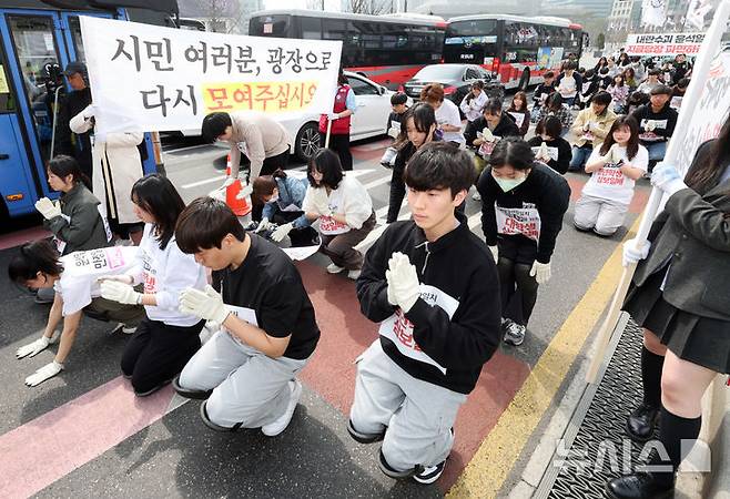 [서울=뉴시스] 김금보 기자 = 윤석열퇴진전국대학생시국회의 회원들이 25일 서울 종로구 광화문 월대 앞에서 헌법재판소 방향으로 윤석열 대통령 파면을 촉구하는 삼보일배 행진을 하고 있다. 2025.03.25. kgb@newsis.com