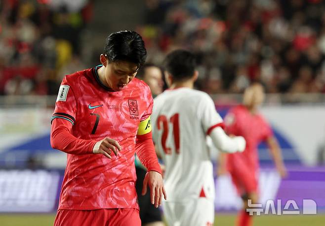 [수원=뉴시스] 김명년 기자 = 25일 경기 수원시 수원월드컵경기장에서 열린 2026 국제축구연맹(FIFA) 북중미 월드컵 아시아 지역 3차 예선 B조 8차전 대한민국과 요르단의 경기, 손흥민이 숨을 고르고 있다. 2025.03.25. kmn@newsis.com