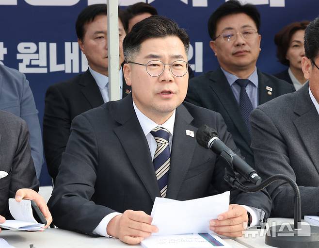 [서울=뉴시스] 김금보 기자 = 박찬대 더불어민주당 원내대표가 25일 서울 종로구 광화문 천막당사에서 열린 원내대책회의에서 발언하고 있다. 2025.03.25. kgb@newsis.com