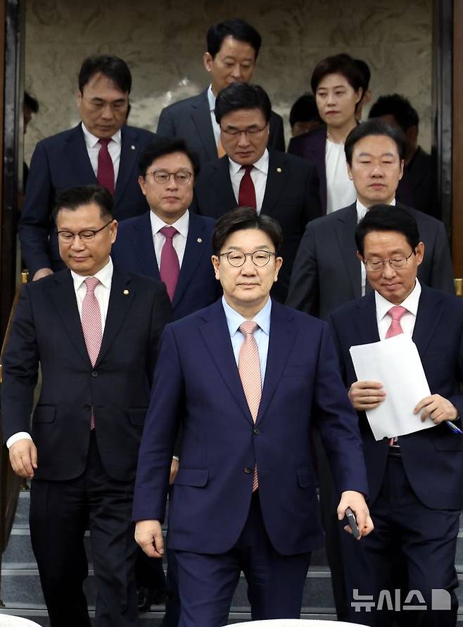 [서울=뉴시스] 조성봉 기자 = 권성동 (가운데) 국민의힘 원내대표가 25일 오전 서울 여의도 국회에서 열린 원내대책회의에 참석하고 있다. 2025.03.25.suncho21@newsis.com