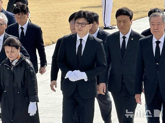 [대전=뉴시스] 김도현 기자 = 25일 오전 대전 유성구 국립대전현충원에서 한동훈 전 국민의힘 대표가 참배하기 위해 입장하고 있다. 2025.03.25. kdh1917@newsis.com