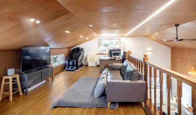 복층은 서재 겸 작업실, 거실로 다양하게 사용하고 있다.