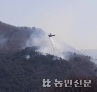 경남 산청군에서 하동군으로 이어지는 야산에 연기가 피어오르자 헬기가 진화작업을 이어가고 있다. 하동=박하늘 기자