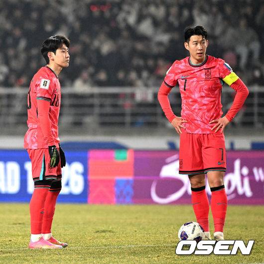 [OSEN=고양, 이대선 기자] 대한민국 대표팀이 홈에서 오만에 1-1로 비겼다.&nbsp;홍명보(56)&nbsp;감독이 이끄는 한국 축구 대표팀은 20일 오후 8시 고양종합운동장에서 열린 2026 국제축구연맹(FIFA) 북중미 월드컵 아시아지역 3차 예선 B조 7차전 오만과 맞대결을 치러 1-1로 비겼다.이로써 한국은 승점 15점(4승 3무)을 기록하며 B조 1위를 유지했다.전반 한국 이강인과 손흥민이 프리킥을 준비하고 있다. 2025.03.20 /sunday@osen.co.kr