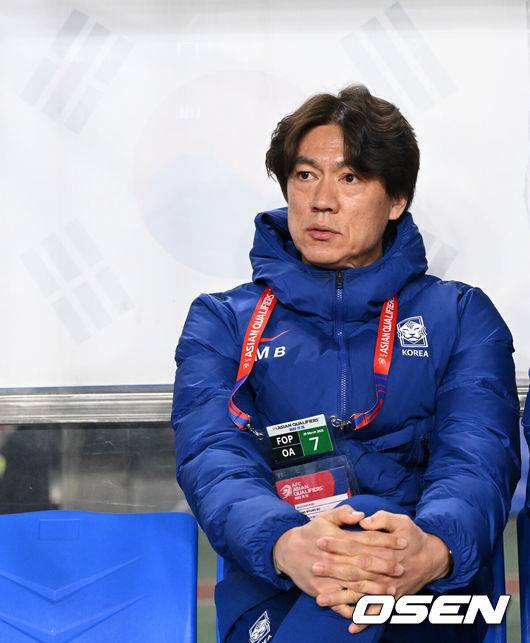 [OSEN=고양, 이대선 기자] 대한민국 대표팀이 홈에서 오만에 1-1로 비겼다.&nbsp;홍명보(56)&nbsp;감독이 이끄는 한국 축구 대표팀은 20일 오후 8시 고양종합운동장에서 열린 2026 국제축구연맹(FIFA) 북중미 월드컵 아시아지역 3차 예선 B조 7차전 오만과 맞대결을 치러 1-1로 비겼다.이로써 한국은 승점 15점(4승 3무)을 기록하며 B조 1위를 유지했다.경기에 앞서 한국 홍명보 감독이 그라운드를 바라보고 있다. 2025.03.20 /sunday@osen.co.kr