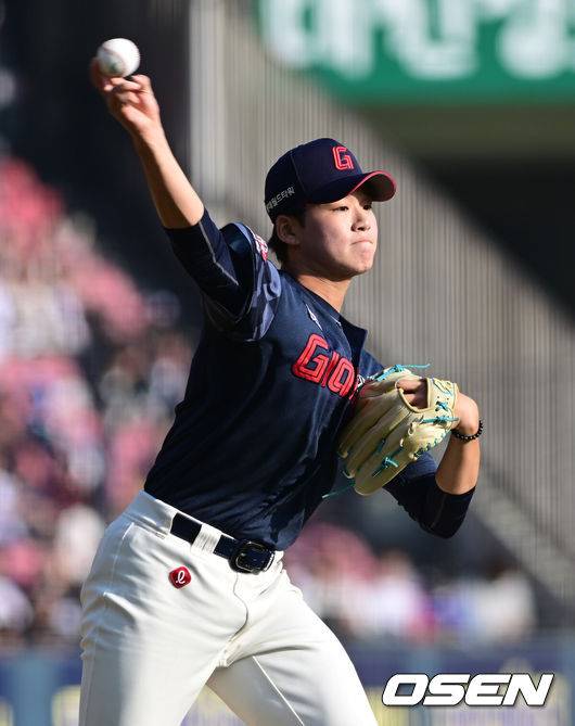 [OSEN=잠실, 김성락 기자] 22일 서울 잠실야구장에서 2025 신한 SOL Bank KBO리그 LG 트윈스와 롯데 자이언츠의 개막전이 열렸다. 홈팀인 LG 트윈스는 새 외인 치리노스를 선발로, 원정팀 롯데 자이언츠는 반즈를 선발로 내세웠다. 7회말 무사 1루 LG 문성주의 투수 앞 땅볼 때 롯데 박준우가 타구를 1루로 송구하고 있다. 2025.03.22 / ksl0919@osen.co.kr