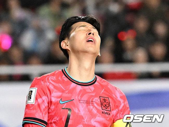 [OSEN=수원, 이대선 기자] 25일 오후 수원월드컵경기장에서 2026 국제축구연맹(FIFA) 북중미 월드컵 아시아지역 3차 예선 B조 8차전 한국과 요르단의 경기가 열렸다.현재 4승 3무(승점 15)로 무패 행진 중이지만, 아직 방심할 수 없는 상황이다. 10차전 쿠웨이트전(홈) 이전에 월드컵 본선 진출을 확정하려면 8차전 요르단전 승리 후 9차전 이라크전(원정)까지 이겨야 한다.전반 한국 손흥민이 골 찬스를 놓치고 아쉬워하고 있다. 2025.03.25 /sunday@osen.co.kr