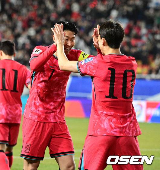 [OSEN=수원, 지형준 기자] 25일 오후 수원월드컵경기장에서 2026 국제축구연맹(FIFA) 북중미 월드컵 아시아지역 3차 예선 B조 8차전 한국과 요르단의 경기가 열렸다.현재 4승 3무(승점 15)로 무패 행진 중이지만, 아직 방심할 수 없는 상황이다. 10차전 쿠웨이트전(홈) 이전에 월드컵 본선 진출을 확정하려면 8차전 요르단전 승리 후 9차전 이라크전(원정)까지 이겨야 한다.전반 대한민국 이재성이 선제골을 넣고 손흥민과 기뻐하고 있다. 2025.03.25 / jpnews@osen.co.kr
