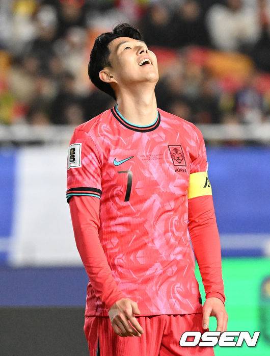 [OSEN=수원, 이대선 기자] 25일 오후 수원월드컵경기장에서 2026 국제축구연맹(FIFA) 북중미 월드컵 아시아지역 3차 예선 B조 8차전 한국과 요르단의 경기가 열렸다.현재 4승 3무(승점 15)로 무패 행진 중이지만, 아직 방심할 수 없는 상황이다. 10차전 쿠웨이트전(홈) 이전에 월드컵 본선 진출을 확정하려면 8차전 요르단전 승리 후 9차전 이라크전(원정)까지 이겨야 한다.후반 한국 손흥민이 아쉬워하고 있다. 2025.03.25 /sunday@osen.co.kr