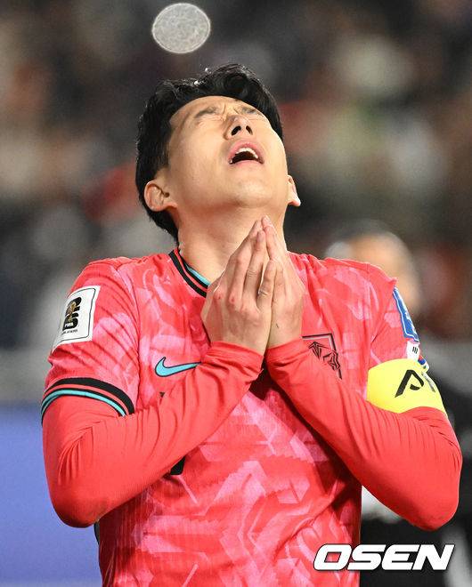 [OSEN=수원, 이대선 기자] 25일 오후 수원월드컵경기장에서 2026 국제축구연맹(FIFA) 북중미 월드컵 아시아지역 3차 예선 B조 8차전 한국과 요르단의 경기가 열렸다.현재 4승 3무(승점 15)로 무패 행진 중이지만, 아직 방심할 수 없는 상황이다. 10차전 쿠웨이트전(홈) 이전에 월드컵 본선 진출을 확정하려면 8차전 요르단전 승리 후 9차전 이라크전(원정)까지 이겨야 한다.후반 한국 손흥민이 찬스 무산에 아쉬워하고 있다. 2025.03.25 /sunday@osen.co.kr