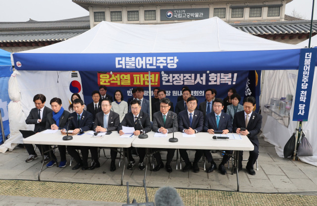 ▲더불어민주당 박찬대 원내대표가 25일 서울 광화문 천막당사에서 열린 원내대책회의에서 발언하고 있다. ⓒ연합뉴스