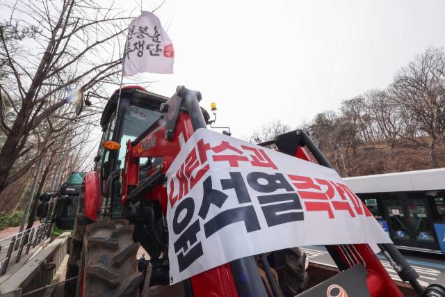▲25일 전국농민회총연맹(전농) 회원들이 서울 서초구 남태령고개 일대에서 윤석열 대통령 탄핵을 촉구하며 모인 가운데 트랙터가 실어진 트럭이 세워져 있다. 전농은 이날 집회를 마친 뒤 광화문 방면으로 트랙터 행진할 계획이었으나 법원의 결정으로 불허됐다. ⓒ연합뉴스
