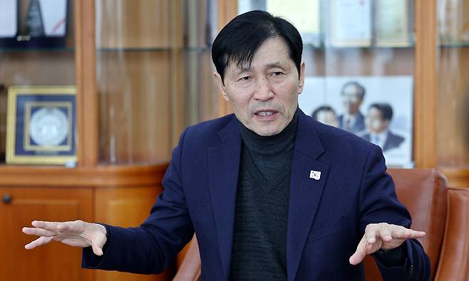 이학영 국회부의장(더불어민주당)이 지난 18일 서울 여의도 국회 집무실에서 12·3 비상계엄 선포 당시 직접 겪은 상황과 윤석열 대통령 탄핵 정국 속 극심한 진영갈등 해소 방안 등 정치 현안에 대한 견해를 밝히고 있다. 허정호 선임기자