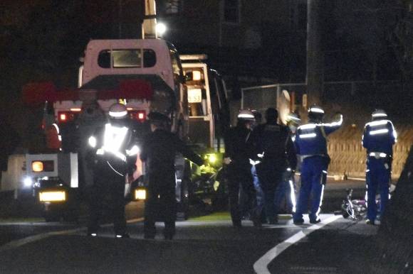 24일 일본 하마마츠시에서 78세 남성이 몰던 소형 화물차가 자전거를 탄 초등학생 4명의 행렬을 들이받은 사고가 난 가운데 경찰이 사고 현장을 조사하고 있다. AP 연합뉴스