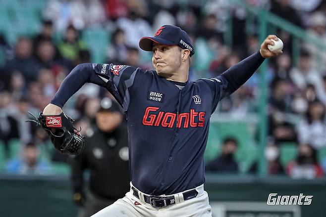 25일 인천 SSG랜더스필드에서 열린 SSG와의 경기에서 선발 등판해 역투하는 롯데 터커 데이비슨. 롯데 자이언츠 제공