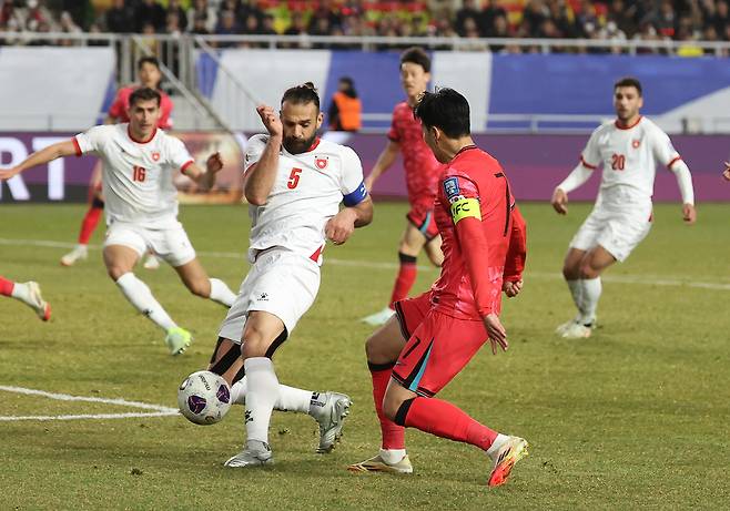 25일 경기도 수원시 수원월드컵경기장에서 열린 2026 북중미 월드컵 아시아 3차 예선 B조 8차전 대한민국과 요르단의 경기. 손흥민이 슛을 시도하고 있다. 연합뉴스