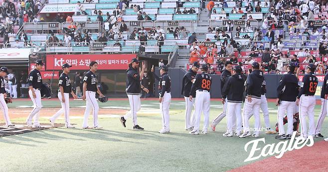 22일 수원케이티위즈파크에서 열린 2025 신한 SOL Bank KBO리그 한화 이글스와 KT 위즈의 정규시즌 개막전, 한화 선수단이 4-3 승리 후 하이파이브를 하고 있다. 한화 이글스