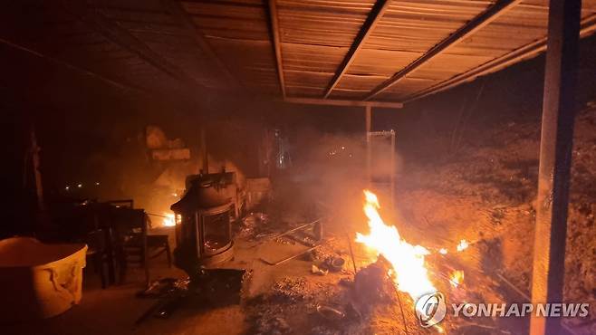 화마에 휩싸인 주택 (의성=연합뉴스) 지난 22일 경북 의성군에서 발화한 산불이 확산해 24일 오후 옥산면 전흥리 한 주택이 불타고 있다. 2025.3.25 [경북도소방본부 제공. 재판매 및 DB 금지] duck@yna.co.kr