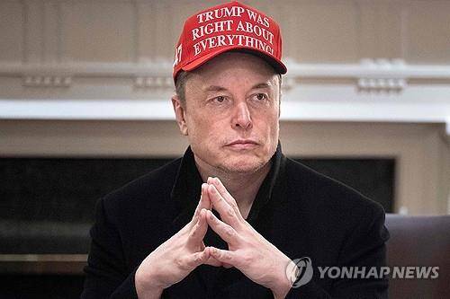 일론 머스크 (워싱턴DC AFP=연합뉴스) 2025년 3월 24일 미국 백악관의 각료 회의에 참석한 일론 머스크 테슬라 최고경영자(CEO)의 모습. (Photo by Brendan Smialowski / AFP) 2025.3.25.