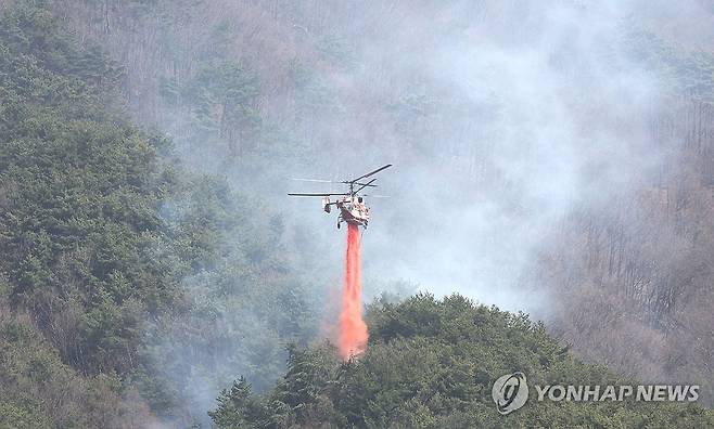 산림청 헬기 산불 지연제 살포 (산청=연합뉴스) 김동민 기자 = 25일 오전 경남 산청군 시천면에서 산림청 헬기가 산불 지연제를 살포하며 산불 확산 방지에 집중하고 있다. 2025.3.25 image@yna.co.kr