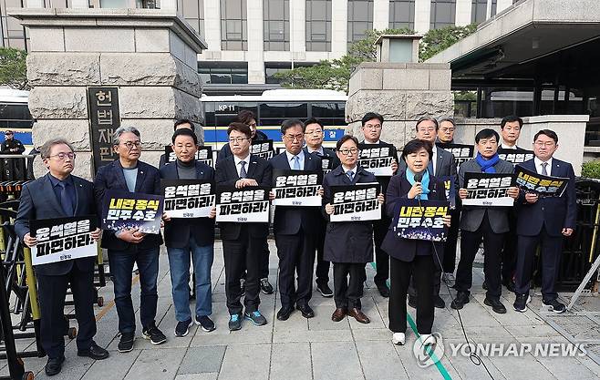 대통령 파면 촉구하는 더불어민주당 의원들 (서울=연합뉴스) 신현우 기자 = 25일 서울 종로구 헌법재판소 앞에서 더불어민주당 의원들이 윤석열 대통령 파면을 촉구하고 있다. 2025.3.25 nowwego@yna.co.kr