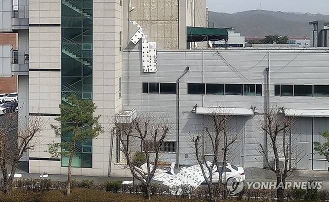 강풍주의보 내려진 대전서 건물 외벽 떨어져 [독자 제공. 재판매 및 DB 금지]