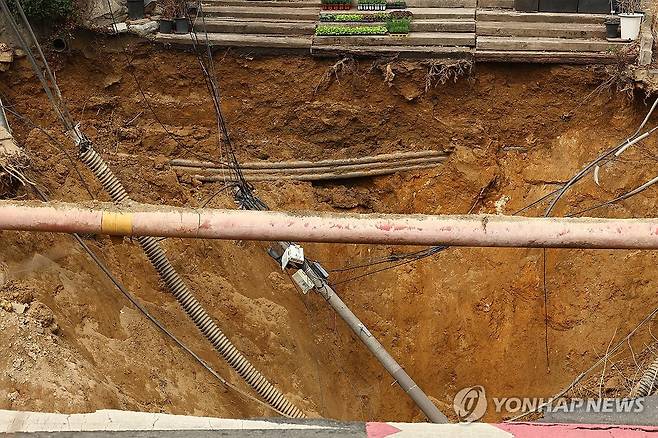 서울 한복판에 발생한 대형 땅꺼짐 (서울=연합뉴스) 서대연 기자 = 25일 강동구 대명초등학교 도로에서 전날 발생한 대형 땅꺼짐 현장의 모습. 
    전날 오후 명일동 대명초등학교 인근 사거리에서 발생한 지름 20ｍ, 깊이 18ｍ가량의 대형 싱크홀(땅꺼짐)에 오토바이 운전자 1명이 빠져 실종됐다. 2025.3.25 dwise@yna.co.kr