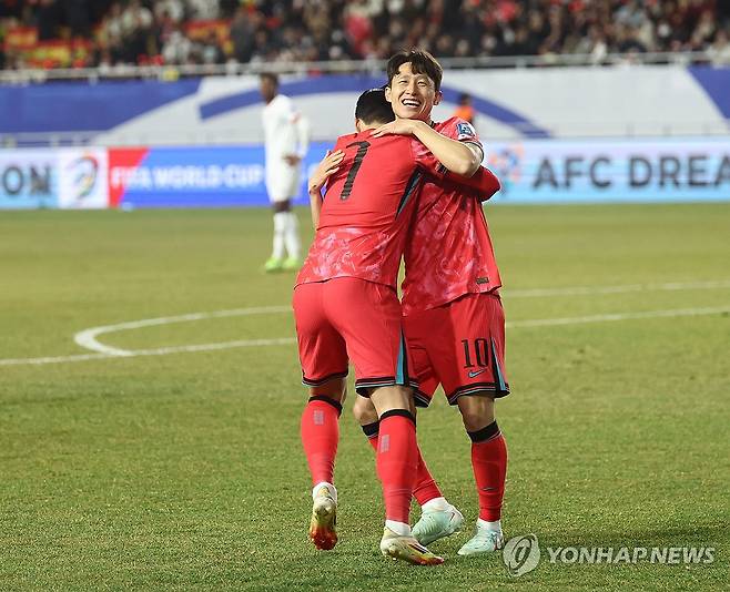 손흥민과 포옹하는 이재성 (수원=연합뉴스) 김인철 기자 = 25일 수원월드컵경기장에서 열린 2026 북중미 월드컵 아시아 3차 예선 B조 8차전 대한민국과 요르단의 경기.
    이재성이 선제골을 넣은 뒤 손흥민과 포옹하고 있다. 2025.3.25 yatoya@yna.co.kr