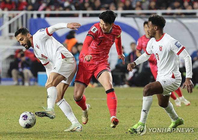 상대 수비에 막히는 손흥민 (수원=연합뉴스) 서명곤 기자 = 25일 수원월드컵경기장에서 열린 2026 북중미 월드컵 아시아 3차 예선 B조 8차전 대한민국과 요르단의 경기.
    손흥민이 드리블을 하던 중 상대 수비에게 볼을 빼앗기고 있다. 2025.3.25 seephoto@yna.co.kr