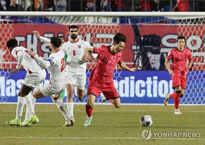 넘어지는 이재성 (수원=연합뉴스) 서명곤 기자 = 25일 수원월드컵경기장에서 열린 2026 북중미 월드컵 아시아 3차 예선 B조 8차전 대한민국과 요르단의 경기.
    이재성이 드리블을 하던 중 상대 수비에 밀려 넘어지고 있다. 2025.3.25 seephoto@yna.co.kr