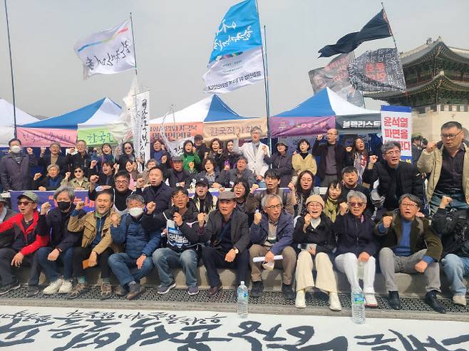 한국작가회의 소속 문인들이 25일 서울 종로구 광화문 농성촌 앞에서 한국작가회의·윤석열퇴진 예술행동 공동 주최 ‘전국 문학인 2487인 긴급 시국선언’을 하고 있다.(사진=이데일리 김미경 기자).