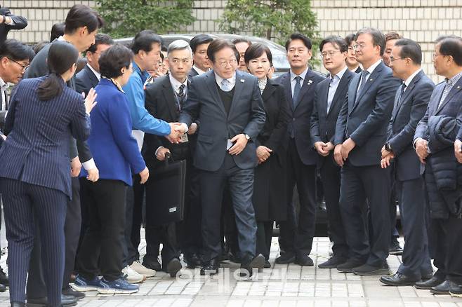 [이데일리 이영훈 기자] 이재명 더불어민주당 대표가 26일 서울 서초구 서울고등법원에서 열린 공직선거법 위반 사건의 항소심 선고에 출석하고 있다.