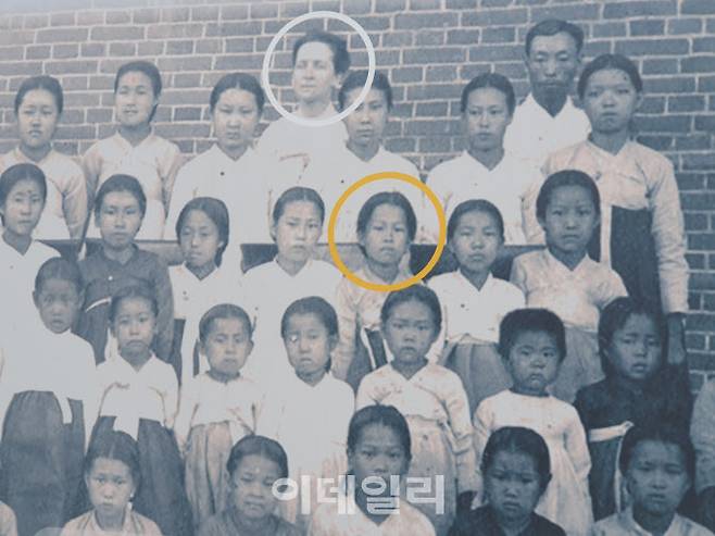 흰 원으로 표기된 인물이 사애리시 선교사, 노란 원으로 표기된 인물이 유관순 열사로 추정되는 영명 여학교 학생이다. (사진=김현식 기자)