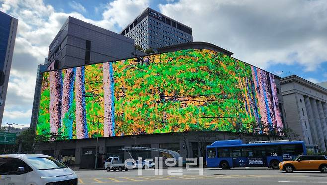 신세계백화점 본관 전광판(사진=함지현 기자)