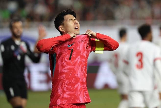 25일 수원월드컵경기장에서 열린 요르단과 경기 도중 공격이 무산되자 아쉬워하는 손흥민