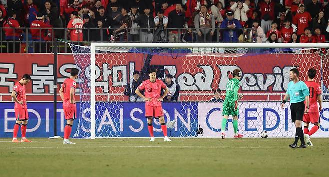 25일 요르단과 경기에서 동점골을 허용한 뒤 아쉬워하는 한국 선수들