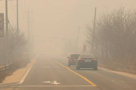 26일 경북 안동시 임동면 갈전리 일대가 산불로 인한 연무에 갇혀 있다. 〈사진=연합뉴스〉