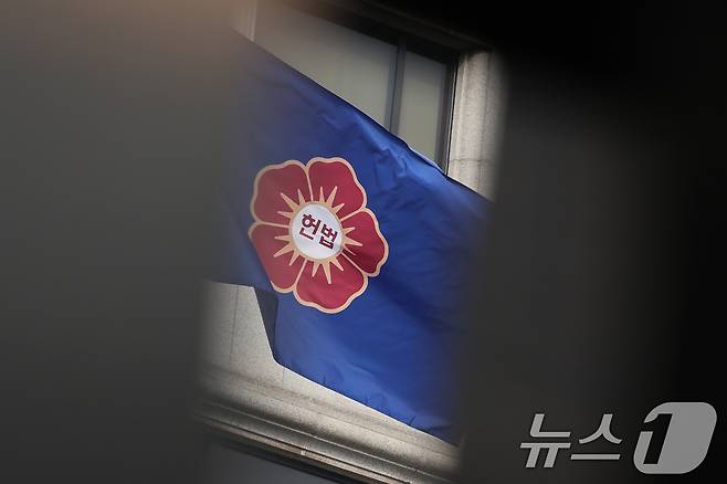 헌법재판소가 윤석열 대통령 탄핵 심판 변론을 종결한 지 한 달이 된 25일 서울 종로구 헌법재판소 앞이 통제되고 있다./뉴스1 ⓒ News1 신웅수 기자