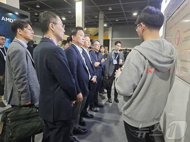 황종성 NIA 원장(왼쪽 세번째)이 26일 MS AI 투어 인 서울 행사 KT부스에서 설명을 듣고 있다. 2025.03.26./뉴스1 ⓒNews1 김정현 기자