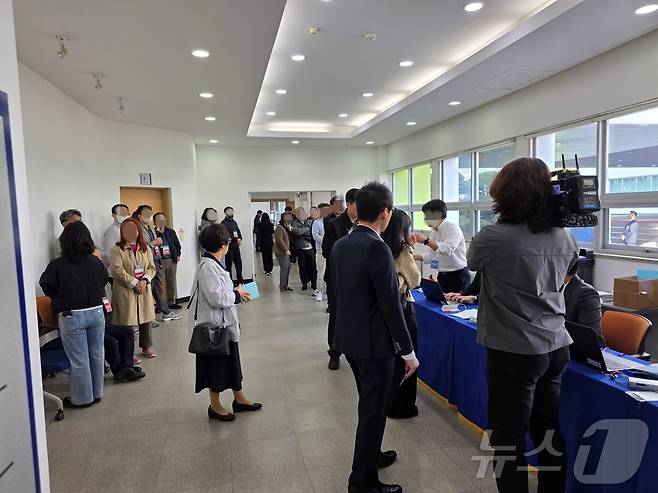 26일 대전 대덕구 KT&G 인재개발원에서 KT&G의 정기 주주총회가 진행되고 있다. 주총 장에 입장하기 위해 주주들이 줄을 서고 있다. ⓒ News1 이형진 기자
