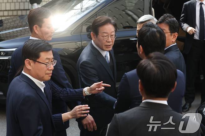 이재명 더불어민주당 대표가 26일 서울 서초구 서울고등법원에서 열린 공직선거법 위반 사건의 항소심 선고를 마친 뒤 의원들과 인사를 하고 있다. 서울고법 형사6-2부(부장판사 최은정 이예슬 정재오)는 이날 공직선거법 위반 혐의로 기소된 이 대표에게 징역 1년 집행유예 2년을 선고한 원심을 파기하고 무죄를 선고했다. 2025.3.26/뉴스1 ⓒ News1 사진공동취재단