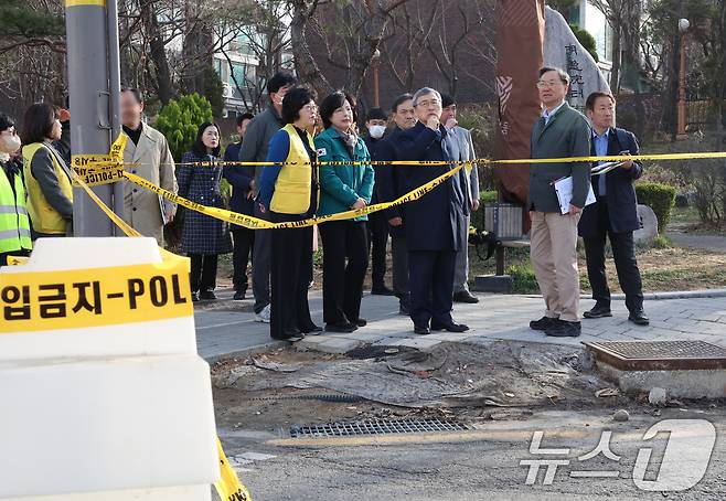 정근식 서울시교육감이 26일 이수희 강동구청장과 함께 서울 강동구 명일동에서 발생한 대형 싱크홀 사고 현장을 찾아 인근 서울대명초등학교와 한영외국어고등학교 통학로 등 안전점검을 하고 있다. (서울시교육청 제공. 재판매 및 DB 금지) 2025.3.26/뉴스1