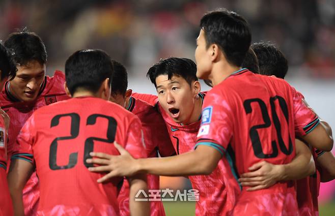 손흥민이 25일 수원월드컵경기장에서 열린 2026 FIFA 북중미 월드컵 3차 예선 요르단과 경기에서 이재성의 골 후 선수들과 이야기를 하고 있다.  2025. 3. 25. 수원 | 최승섭기자 thunder@sportsseoul.com