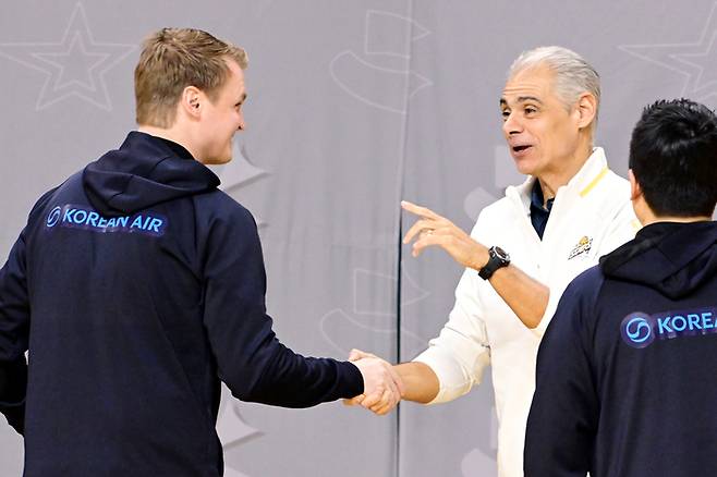 대한항공 토미 틸리카이넨(왼쪽) 감독과 KB손해보험 레오나르도 아폰소 감독. 사진 | 한국배구연맹