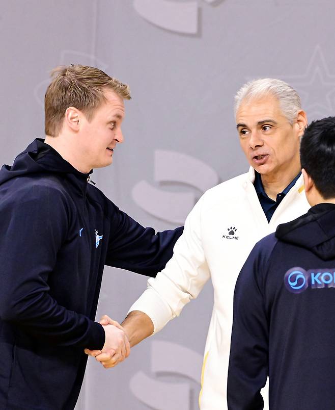 대한항공 토미 틸리카이넨(왼쪽) 감독과 KB손해보험 레오나르도 아폰소 감독. 사진 | 한국배구연맹