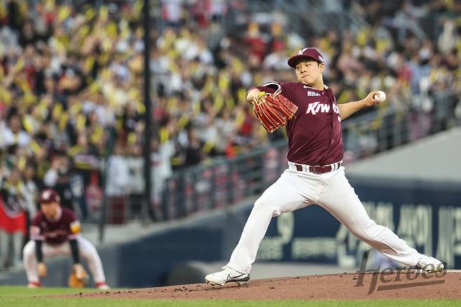 키움 루키 정현우가 26일 광주-기아 챔피언스 필드에서 열린 2025 KBO리그 KIA전에 선발 등판해 역투하고 있다. 사진 | 키움 히어로즈