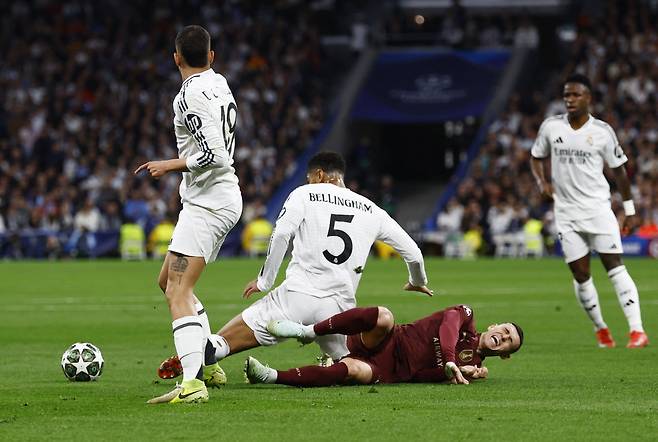 맨체스터 시티의 드레싱룸에서 필 포든에 대한 우려의 목소리가 나오고 있다. 잉글랜드 대표팀 감독도 포든의 기량에 대해 지적하면서 힘든 시기를 보내고 있다. 하락세가 계속된다면 대표팀과 클럽에서 기회를 박탈 당할 것이란 전망이 나온다. 영국 미러는 25일(한국시각) '맨체스터 시티의 스타 선수들이 최근 필 포든의 경기력 저하에 대해 심각한 우려를 나타내고 있다'고 보도했다. <저작권자 ⓒ 연합뉴스. 무단 전재 재배포 금지, AI 학습 및 활용 금지>