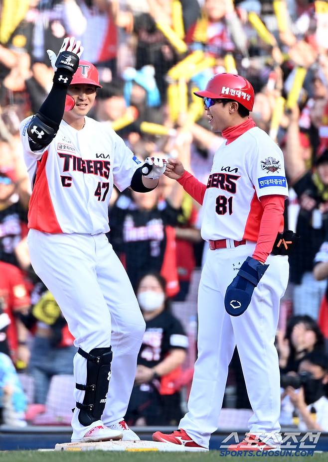22일 광주KIA챔피언스필드에서 열린 NC와 KIA의 개막전, 8회말 1사 2,3루 KIA 나성범이 1타점 동점타를 치고 환호하고 있다. 광주=허상욱 기자wook@sportschosun.com/2025.03.22/